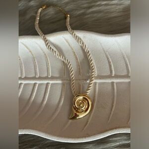 NEW - beautiful shell rope necklace.
